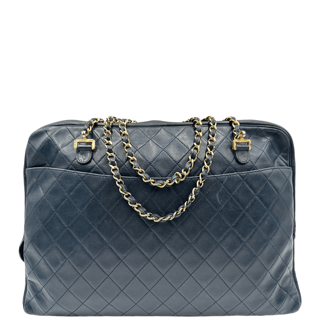 Borsa a spalla Chanel in pelle trapuntata blu con dettagli iconici. Caratterizzata dalla catena intrecciata con inserti in pelle e dalla classica chiusura con logo CC in metallo dorato, incarna eleganza e stile senza tempo. Perfetta per un look sofisticato e di classe.