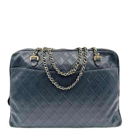 Borsa a spalla Chanel in pelle trapuntata blu con dettagli iconici. Caratterizzata dalla catena intrecciata con inserti in pelle e dalla classica chiusura con logo CC in metallo dorato, incarna eleganza e stile senza tempo. Perfetta per un look sofisticato e di classe.