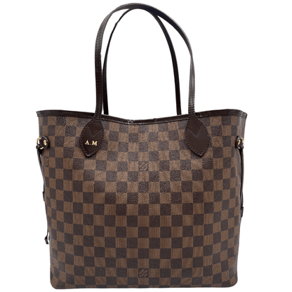 Louis Vuitton Neverfull MM personalizzata con iniziali 'A.M.', in tela Damier, un mix di eleganza e funzionalità per un tocco unico e distintivo.