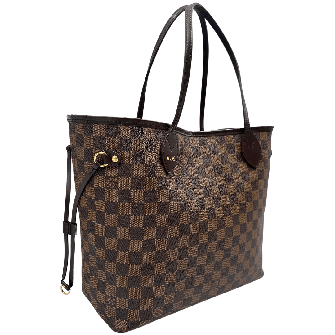 Louis Vuitton Neverfull MM personalizzata con iniziali 'A.M.', in tela Damier, un mix di eleganza e funzionalità per un tocco unico e distintivo.