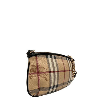 Pochette Burberry con iconico motivo tartan e catena dorata. Elegante e compatta, perfetta per completare un look sofisticato con il classico stile britannico.