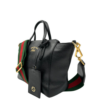 Gucci Swing Mini: elegante borsa in pelle nera con tracolla a righe rosse e verdi. Perfetta per un look sofisticato e pratico.