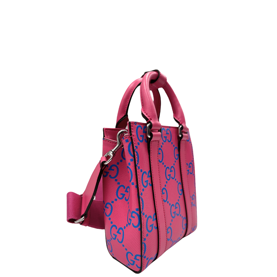 Mini Tote Gucci con tracolla: elegante e vivace, in tonalità fucsia con logo GG blu a contrasto. Perfetta per aggiungere un tocco di stile al tuo look quotidiano.