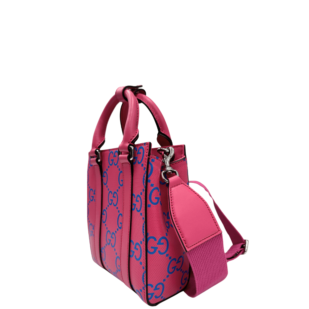 Mini Tote Gucci con tracolla: elegante e vivace, in tonalità fucsia con logo GG blu a contrasto. Perfetta per aggiungere un tocco di stile al tuo look quotidiano.