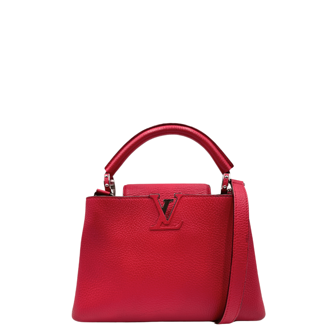 Louis Vuitton Capucines BB in pelle fucsia, design sofisticato con logo LV ton sur ton, tracolla removibile e manico superiore.