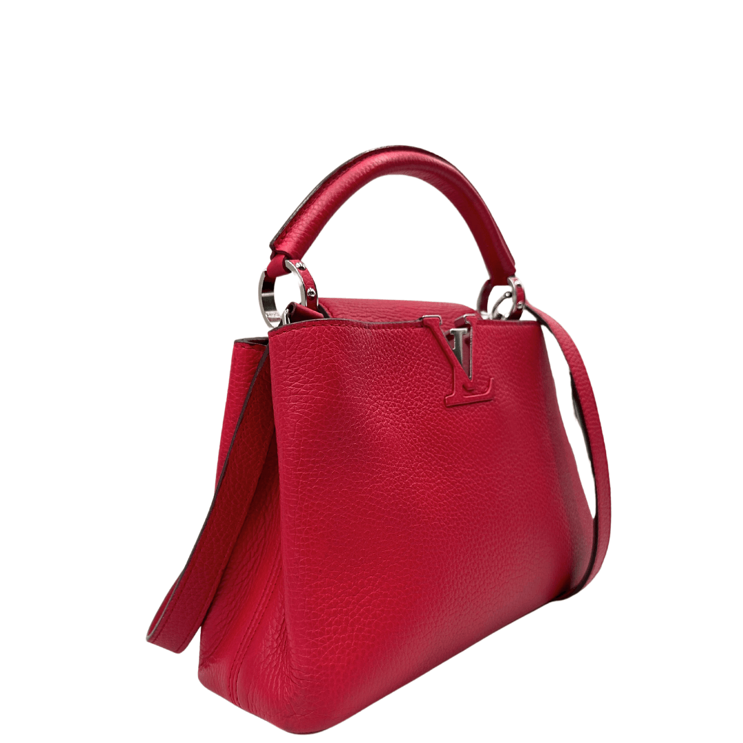 Louis Vuitton Capucines BB in pelle fucsia, design sofisticato con logo LV ton sur ton, tracolla removibile e manico superiore.