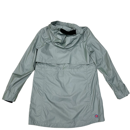 Retro Giacca Kway Colmar con cappuccio in 50% poliestere e 50% poliammide color verde salvia ice, con chiusura e doppie tasche laterali a cerniera. Completo di cartellini. Originale, usato, condizioni ottime. 