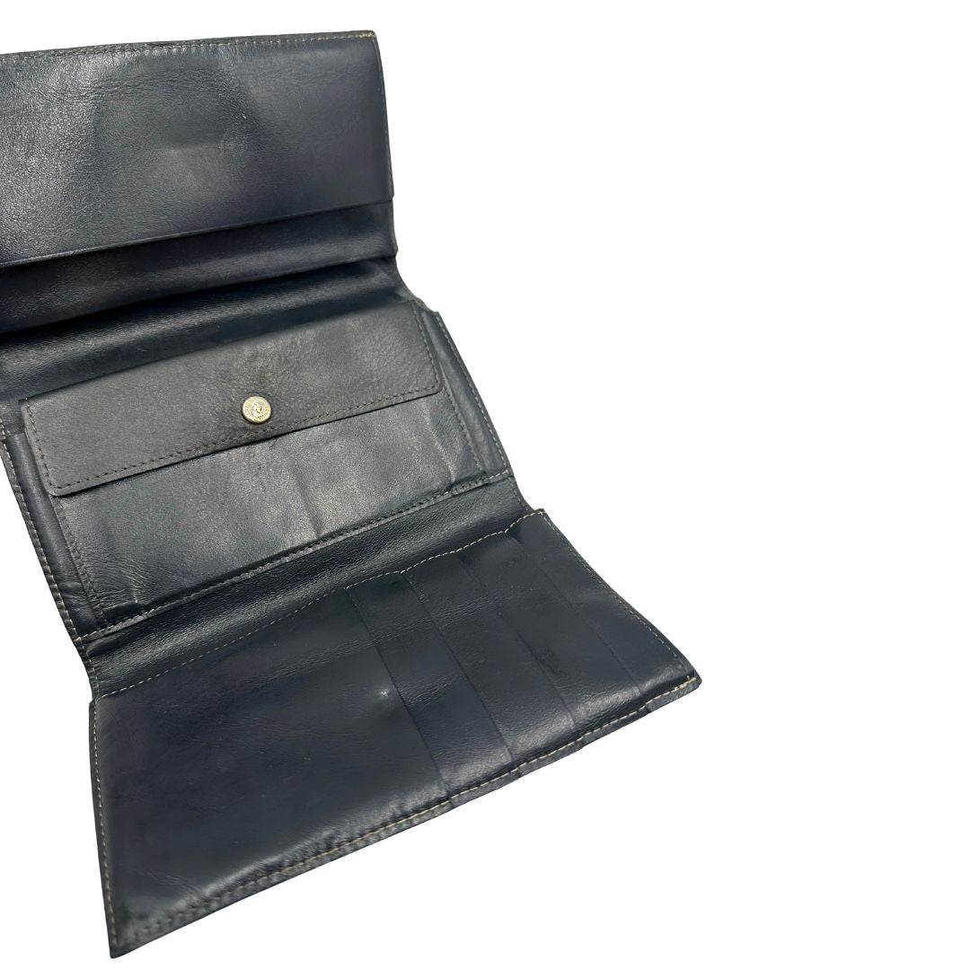 interno Portafoglio Fendi in pelle blu notte trama Pequin con parti metalliche dorate, di lusso, originale, ottime condizioni, usato. 