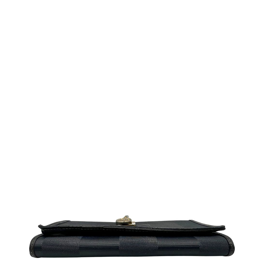 base Portafoglio Fendi in pelle blu notte trama Pequin con parti metalliche dorate, di lusso, originale, ottime condizioni, usato. 