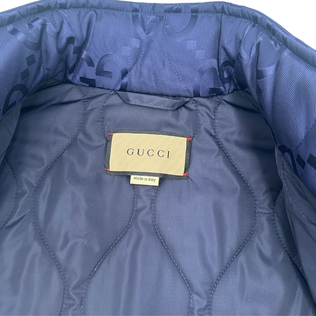 Etichetta logo Smanicato Gucci in 100% Poliammide blu navy con iconica trama GG Jumbo. Chiusura con cerniera, doppie tasche laterali e una sul retro con chiusura a strappo. Rifinito con parti metalliche argentate. Originale, usato, condizioni eccellenti. 