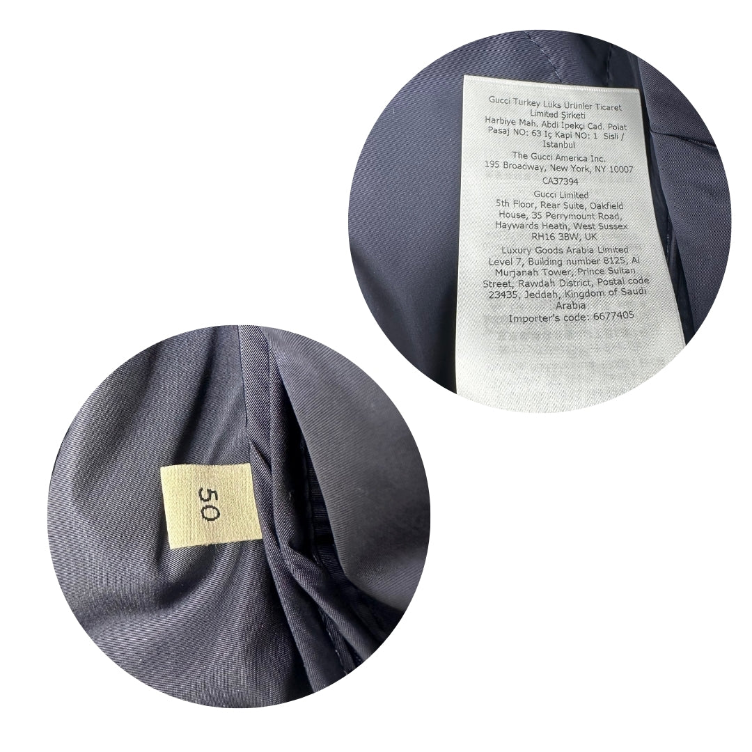 Etichette Smanicato Gucci in 100% Poliammide blu navy con iconica trama GG Jumbo. Chiusura con cerniera, doppie tasche laterali e una sul retro con chiusura a strappo. Rifinito con parti metalliche argentate. Originale, usato, condizioni eccellenti. 