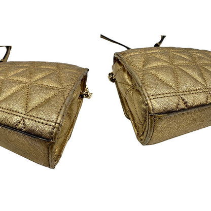 angoli Borsa Michael Kors pelle dorata rifinita con inserti metallici tono su tono, munita di una tracolla regolabile 