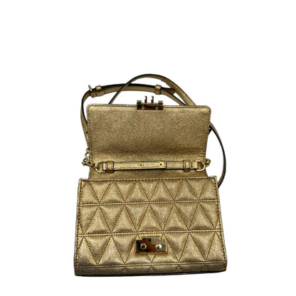 interno Borsa Michael Kors pelle dorata rifinita con inserti metallici tono su tono, munita di una tracolla regolabile 