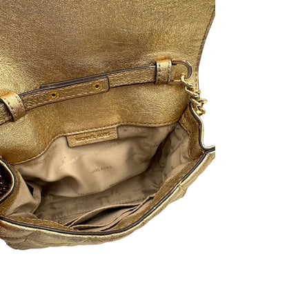 interno Borsa Michael Kors pelle dorata rifinita con inserti metallici tono su tono, munita di una tracolla regolabile 