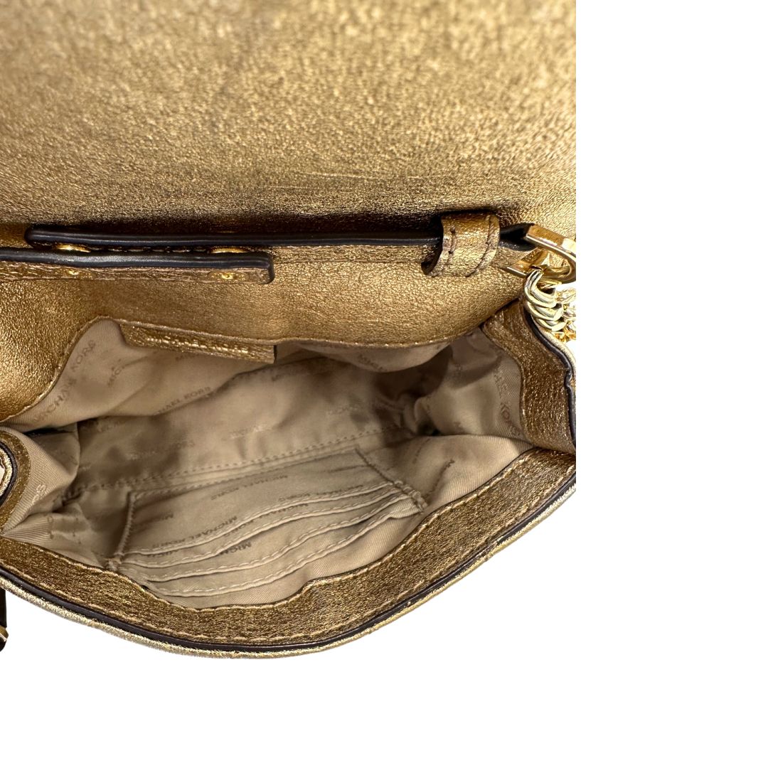 interno Borsa Michael Kors pelle dorata rifinita con inserti metallici tono su tono, munita di una tracolla regolabile 