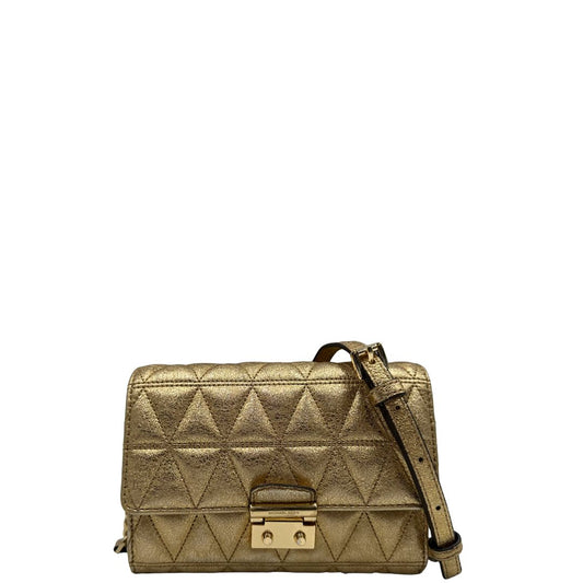 front Borsa Michael Kors pelle dorata rifinita con inserti metallici tono su tono, munita di una tracolla regolabile 