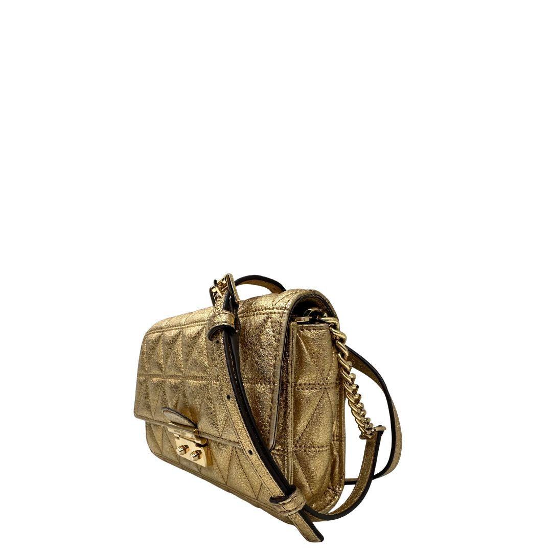 lato Borsa Michael Kors pelle dorata rifinita con inserti metallici tono su tono, munita di una tracolla regolabile 