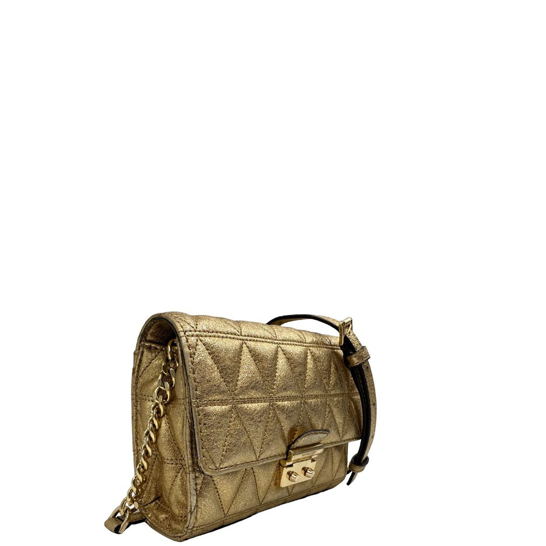 Borsa Michael Kors pelle dorata rifinita con inserti metallici tono su tono, munita di una tracolla regolabile, lato 