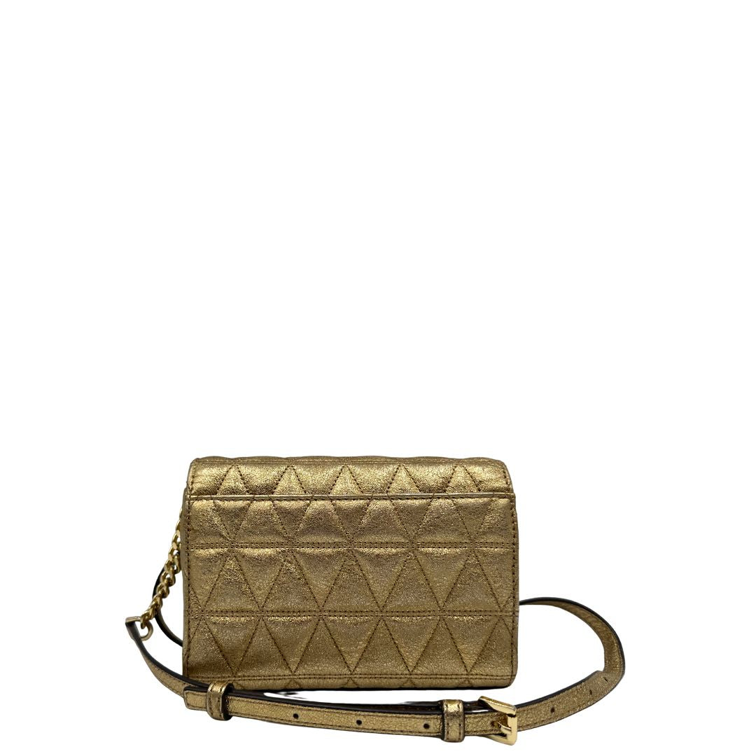 retro Borsa Michael Kors pelle dorata rifinita con inserti metallici tono su tono, munita di una tracolla regolabile 