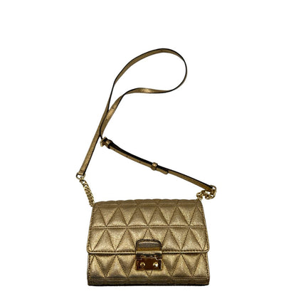 Borsa Michael Kors pelle dorata rifinita con inserti metallici tono su tono, munita di una tracolla regolabile 