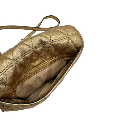 Borsa Michael Kors pelle dorata rifinita con inserti metallici tono su tono, munita di una tracolla regolabile interno 