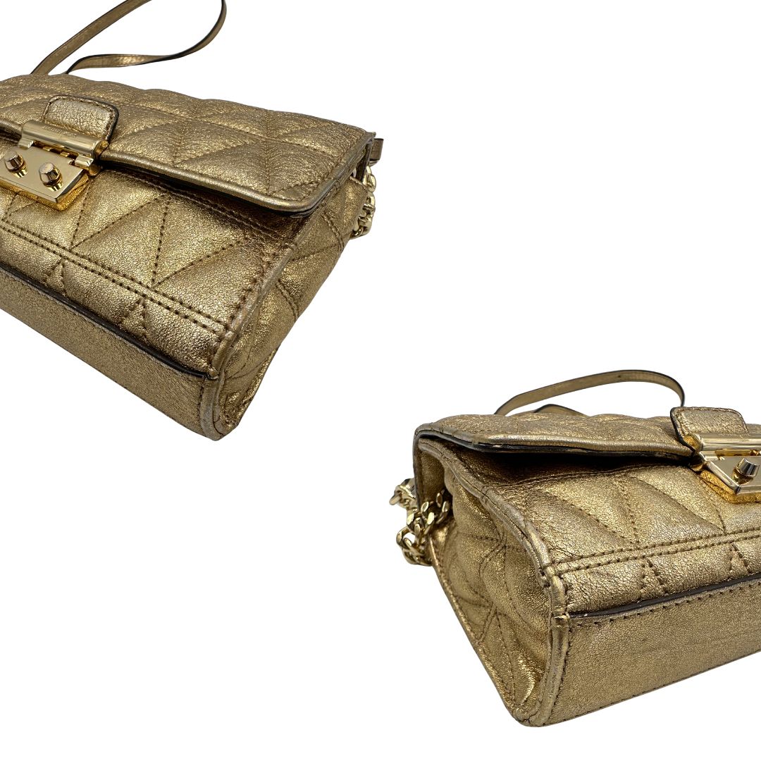 angoli Borsa Michael Kors pelle dorata rifinita con inserti metallici tono su tono, munita di una tracolla regolabile 