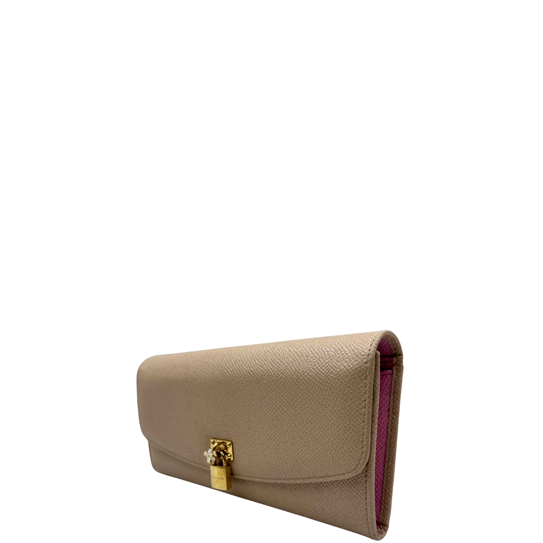 Portafoglio D&G in pelle martellata beige rifinito con parti metalliche dorate e impreziosito dal lucchetto con fiore sul front