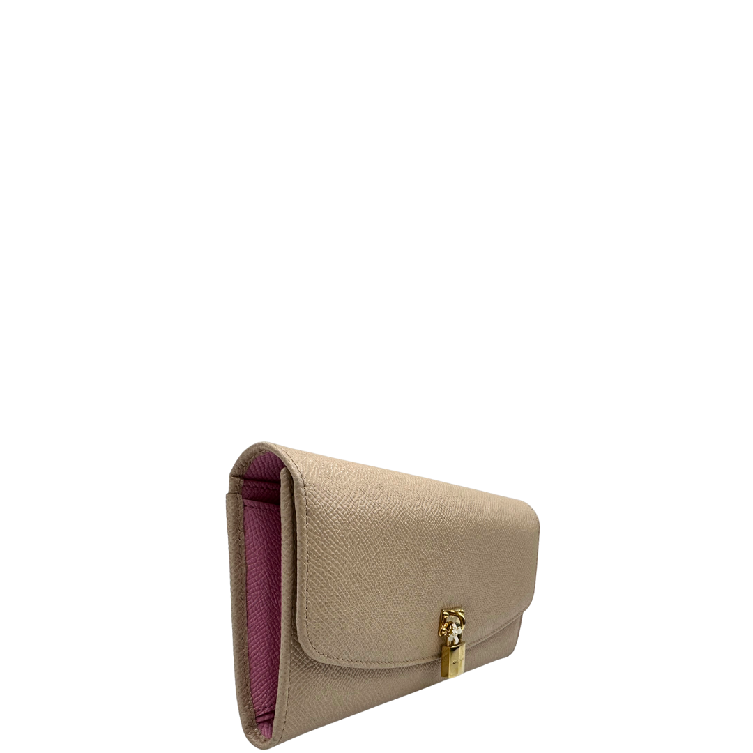 Portafoglio D&G in pelle martellata beige rifinito con parti metalliche dorate e impreziosito dal lucchetto con fiore sul front