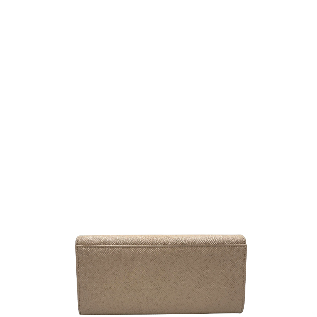 Portafoglio D&G in pelle martellata beige rifinito con parti metalliche dorate e impreziosito dal lucchetto con fiore sul front