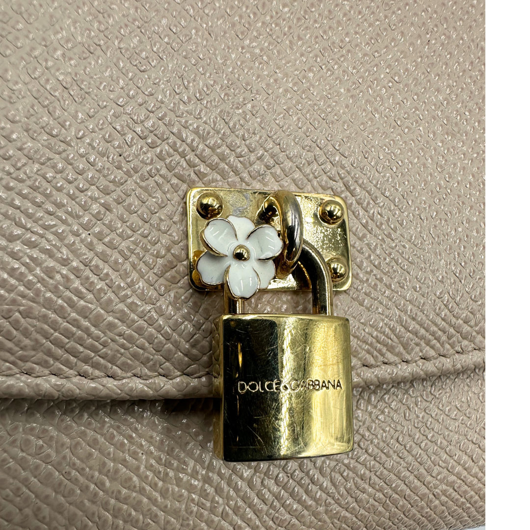Portafoglio D&G in pelle martellata beige rifinito con parti metalliche dorate e impreziosito dal lucchetto con fiore sul front
