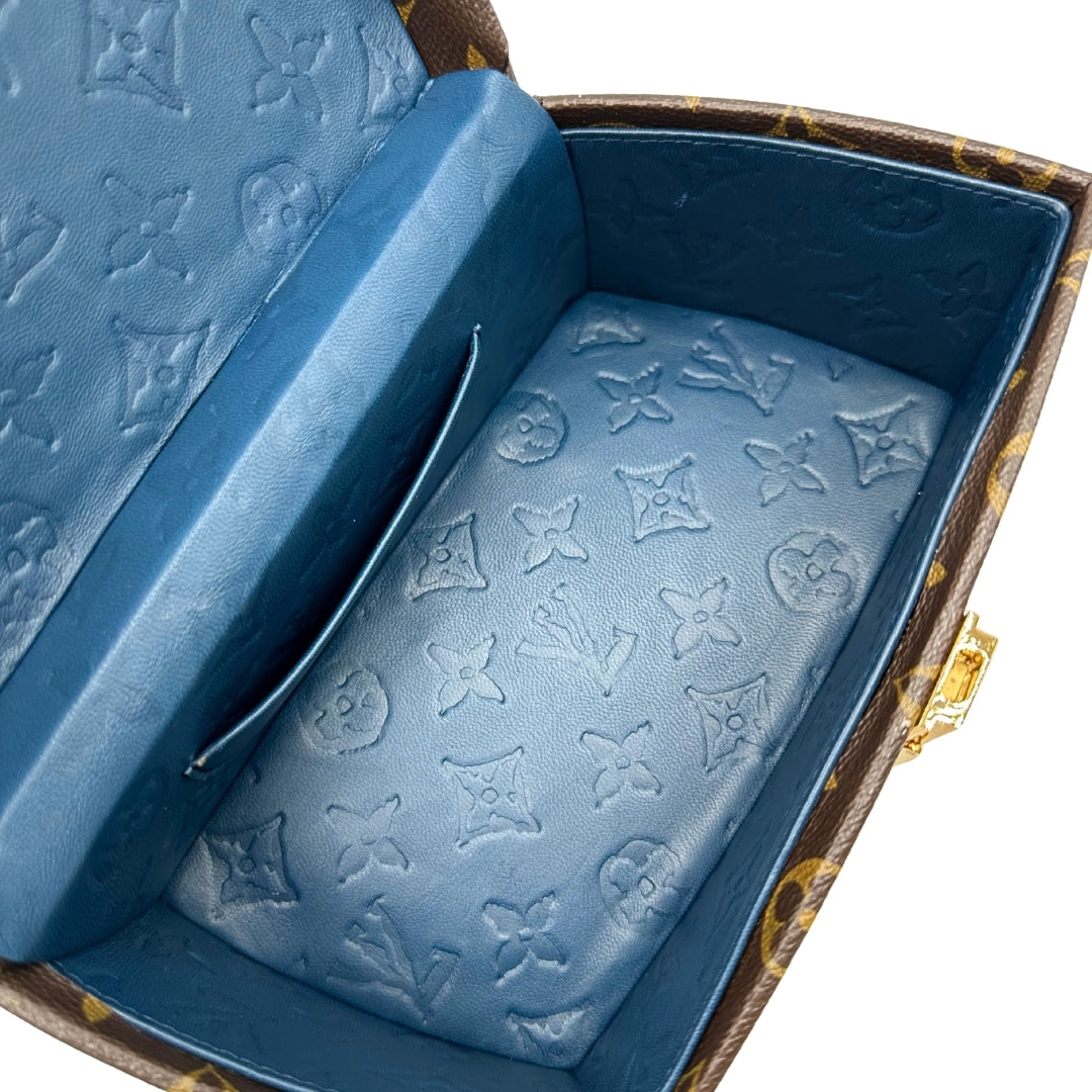 Tote Twisted Box Louis Vuitton x Frank Gehry in canvas marrone monogram con finiture in vacchetta naturale e parti metalliche dorate. Completo di corredo. Originale, usato, in condizioni ottime. 