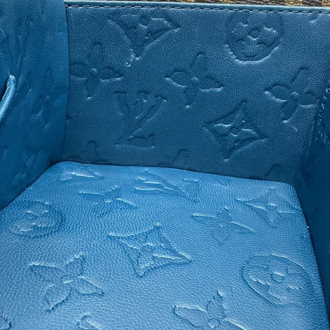 Tote Twisted Box Louis Vuitton x Frank Gehry in canvas marrone monogram con finiture in vacchetta naturale e parti metalliche dorate. Completo di corredo. Originale, usato, in condizioni ottime. 