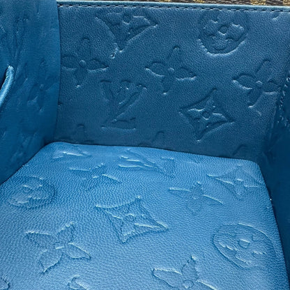 Tote Twisted Box Louis Vuitton x Frank Gehry in canvas marrone monogram con finiture in vacchetta naturale e parti metalliche dorate. Completo di corredo. Originale, usato, in condizioni ottime. 