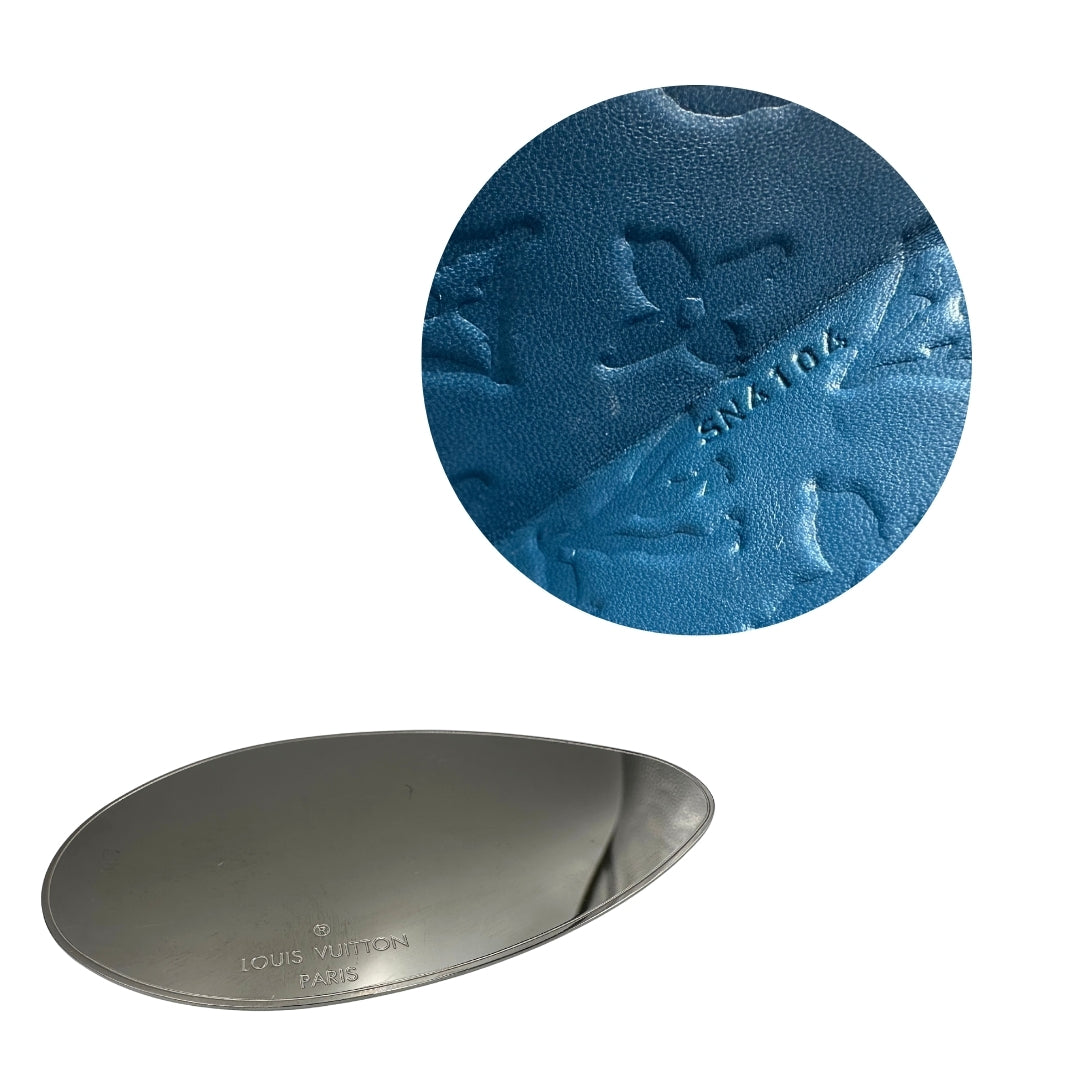 Tote Twisted Box Louis Vuitton x Frank Gehry in canvas marrone monogram con finiture in vacchetta naturale e parti metalliche dorate. Completo di corredo. Originale, usato, in condizioni ottime. 