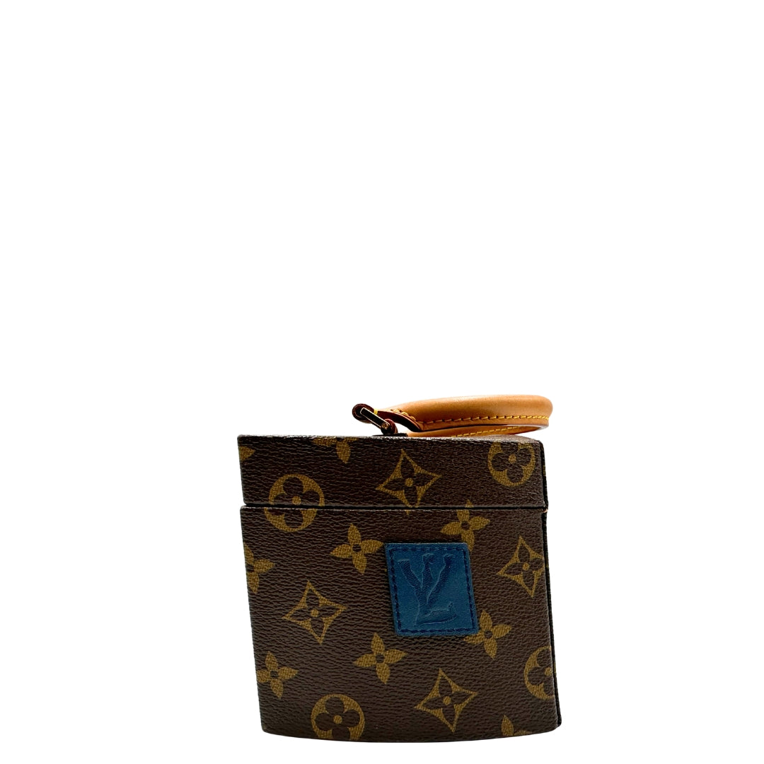 Tote Twisted Box Louis Vuitton x Frank Gehry in canvas marrone monogram con finiture in vacchetta naturale e parti metalliche dorate. Completo di corredo. Originale, usato, in condizioni ottime. 