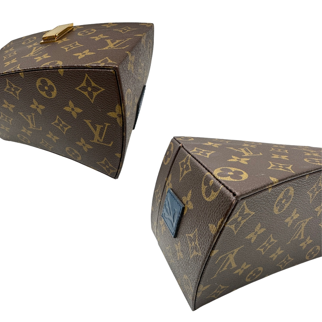 Tote Twisted Box Louis Vuitton x Frank Gehry in canvas marrone monogram con finiture in vacchetta naturale e parti metalliche dorate. Completo di corredo. Originale, usato, in condizioni ottime. 