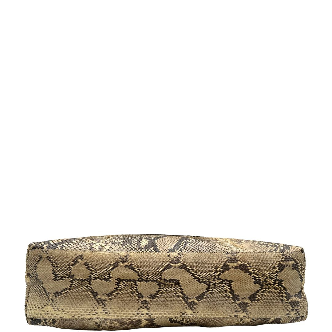 base Borsa Prada in pelle con trama animalier rifinita con inserti metallici argentati e ricami marroni; munita di un manico singolo, da portare a spalla 