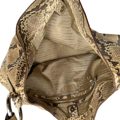 interno Borsa Prada in pelle con trama animalier rifinita con inserti metallici argentati e ricami marroni; munita di un manico singolo, da portare a spalla 