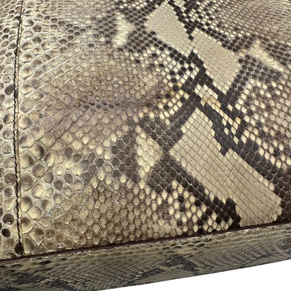 interno Borsa Prada in pelle con trama animalier rifinita con inserti metallici argentati e ricami marroni; munita di un manico singolo, da portare a spalla 