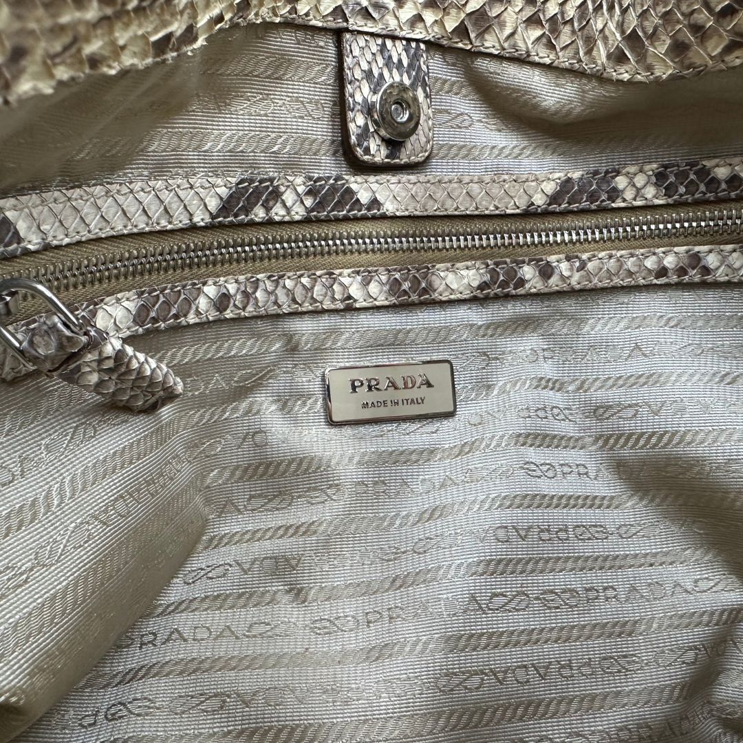 interno Borsa Prada in pelle con trama animalier rifinita con inserti metallici argentati e ricami marroni; munita di un manico singolo, da portare a spalla , 