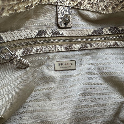 interno Borsa Prada in pelle con trama animalier rifinita con inserti metallici argentati e ricami marroni; munita di un manico singolo, da portare a spalla , 