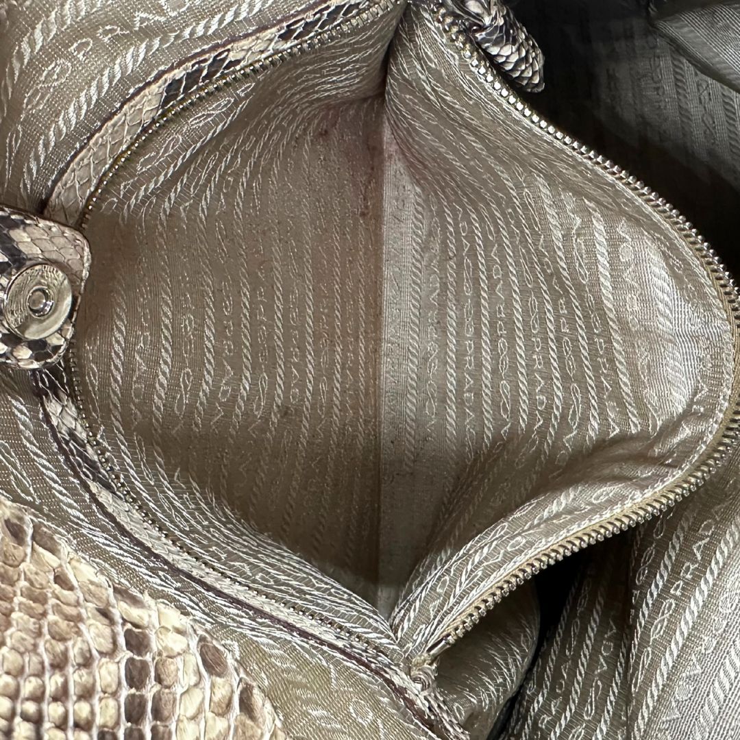interno Borsa Prada in pelle con trama animalier rifinita con inserti metallici argentati e ricami marroni; munita di un manico singolo, da portare a spalla 