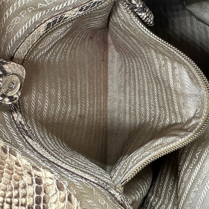 interno Borsa Prada in pelle con trama animalier rifinita con inserti metallici argentati e ricami marroni; munita di un manico singolo, da portare a spalla 