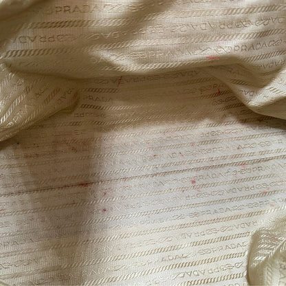 interno Borsa Prada in pelle con trama animalier rifinita con inserti metallici argentati e ricami marroni; munita di un manico singolo, da portare a spalla 