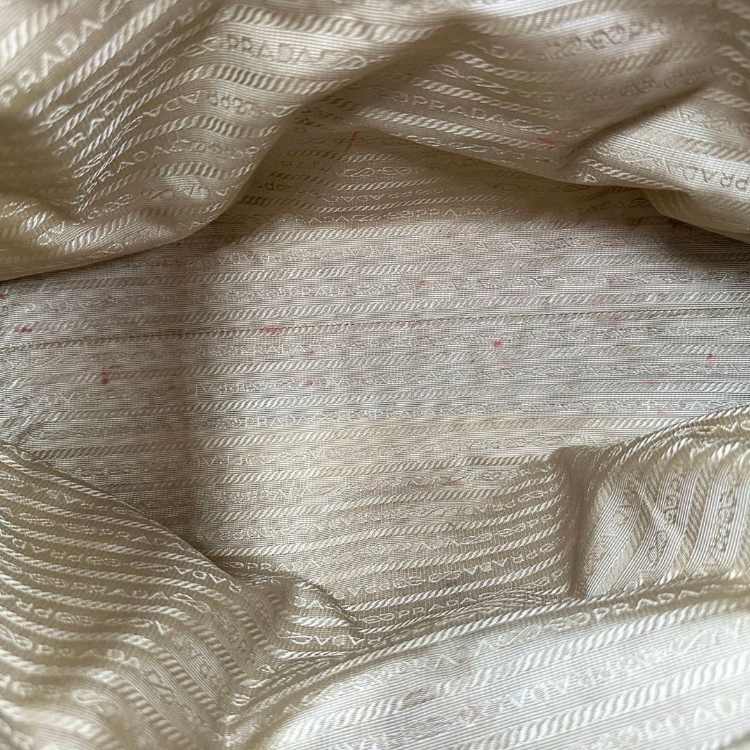 interno Borsa Prada in pelle con trama animalier rifinita con inserti metallici argentati e ricami marroni; munita di un manico singolo, da portare a spalla 