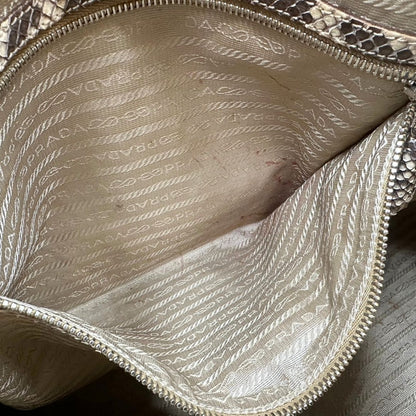 interno Borsa Prada in pelle con trama animalier rifinita con inserti metallici argentati e ricami marroni; munita di un manico singolo, da portare a spalla 