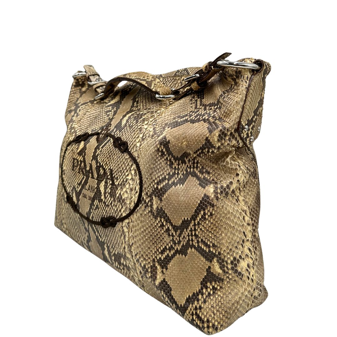 lato Borsa Prada in pelle con trama animalier rifinita con inserti metallici argentati e ricami marroni; munita di un manico singolo, da portare a spalla