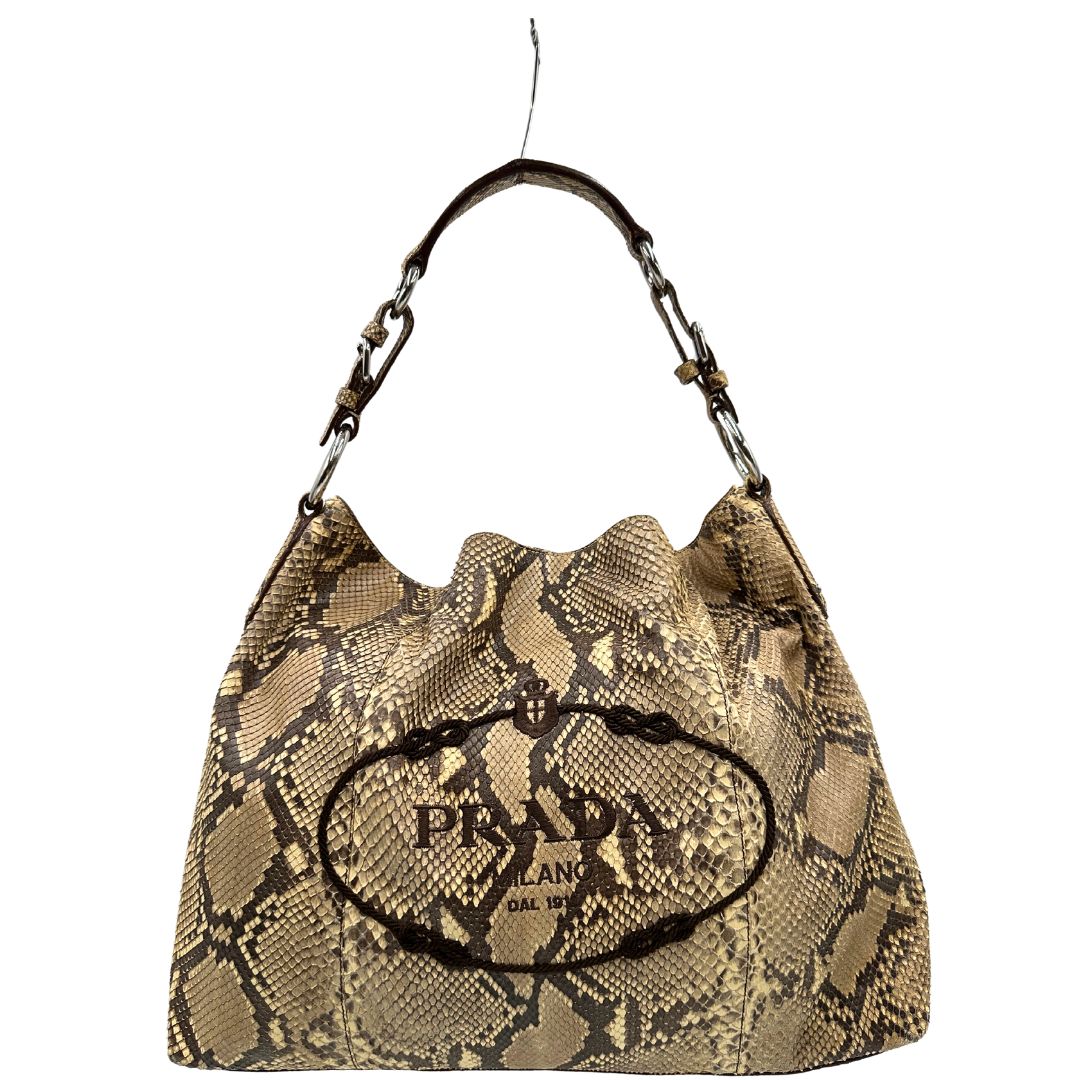 Borsa Prada in pelle con trama animalier rifinita con inserti metallici argentati e ricami marroni; munita di un manico singolo, da portare a spalla 