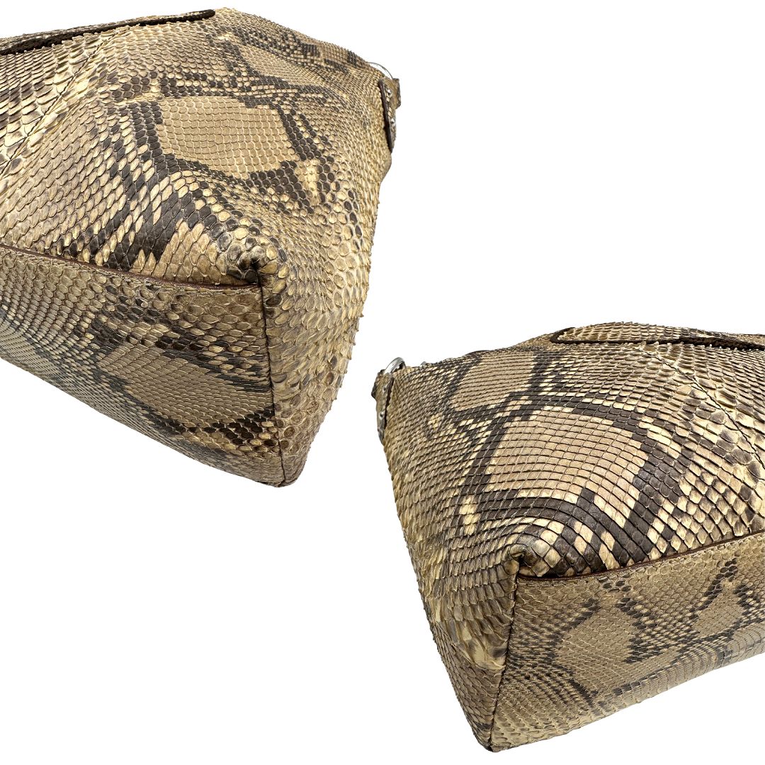 angoli Borsa Prada in pelle con trama animalier rifinita con inserti metallici argentati e ricami marroni; munita di un manico singolo, da portare a spalla