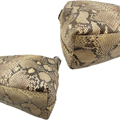 angoli Borsa Prada in pelle con trama animalier rifinita con inserti metallici argentati e ricami marroni; munita di un manico singolo, da portare a spalla 